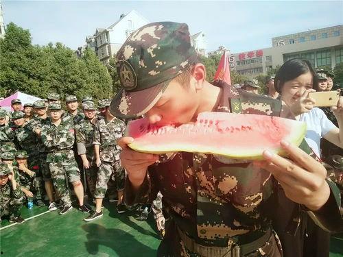 吃瓜群众也是一种幸福,见证时代，享受幸福